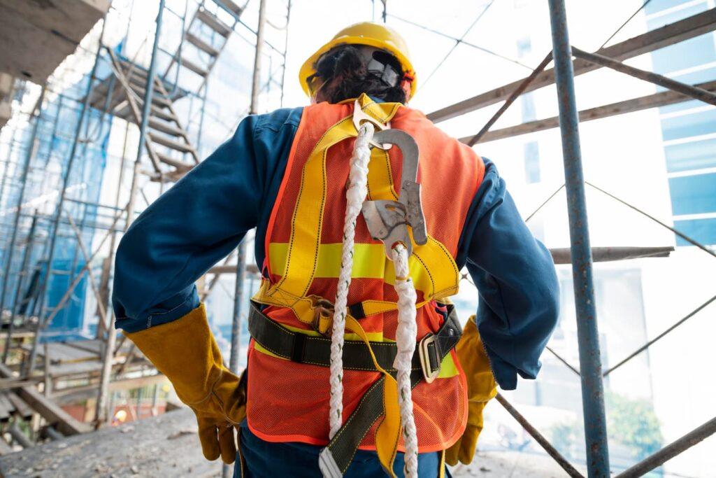 formation Travaux en hauteur, port du harnais, formation echafaudage r457, r408 et r431. interventions en bretagne, sur vannes et brest